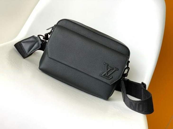 Picture of Louis Vuitton Mens Bags _SKUfw137938929fw